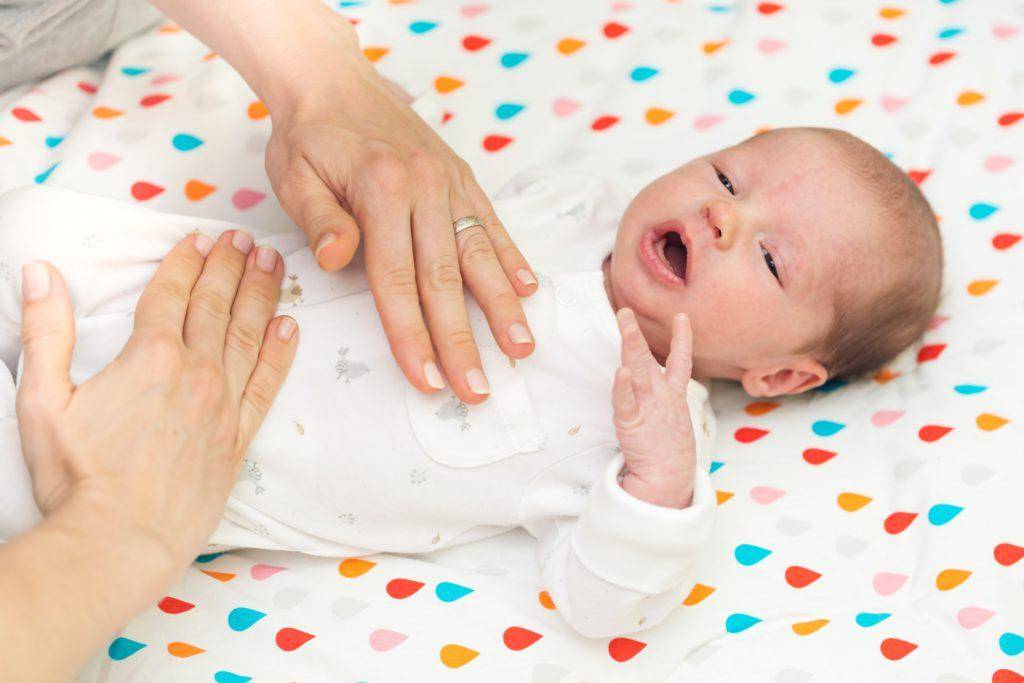 Как отличить колики от газиков у новорожденных | nutrilak