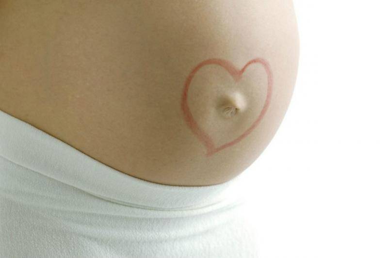 Вылезает пупок при беременности: причины и когда это происходит, что делать