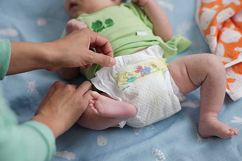 Как часто менять подгузник новорожденному