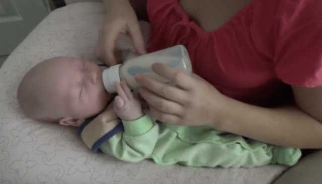 Нужно ли будить новорожденного для кормления и как разбудить малыша