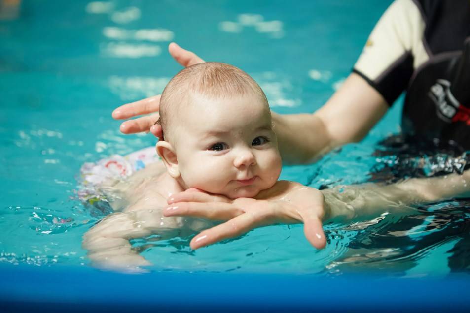 Как научить ребенка плавать — правила обучения в разном возрасте, видео