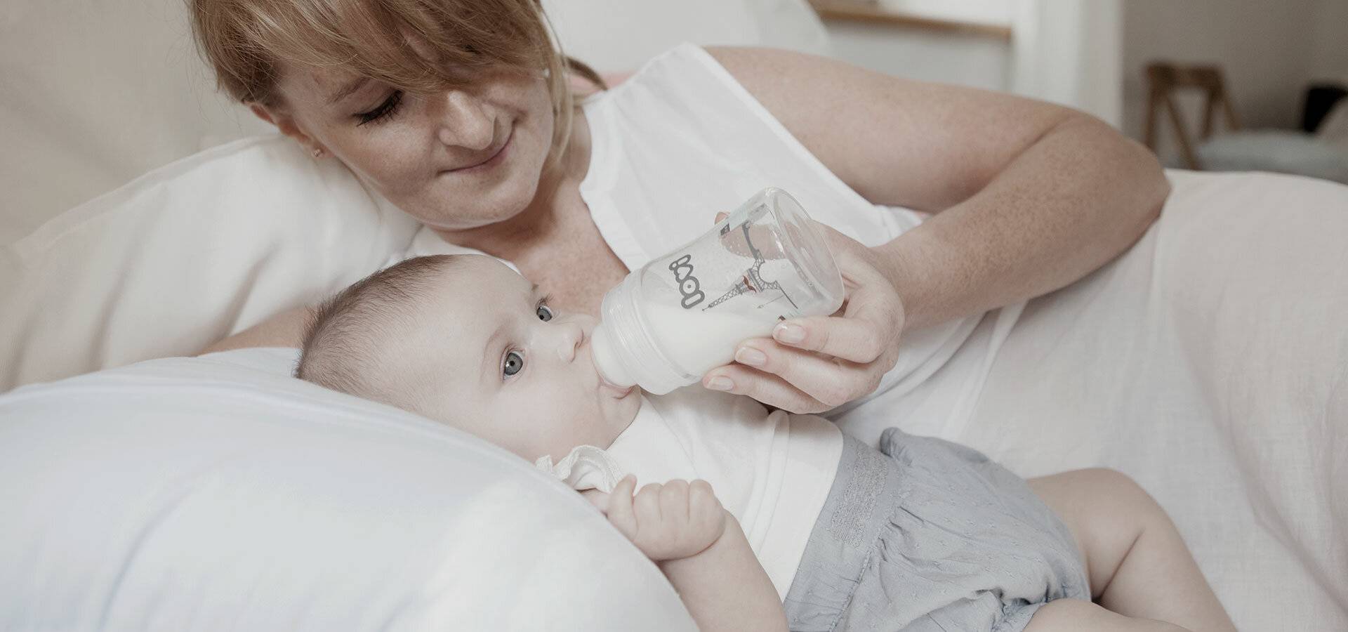 Как правильно кормить из бутылочки новорожденного ребенка: техника кормления