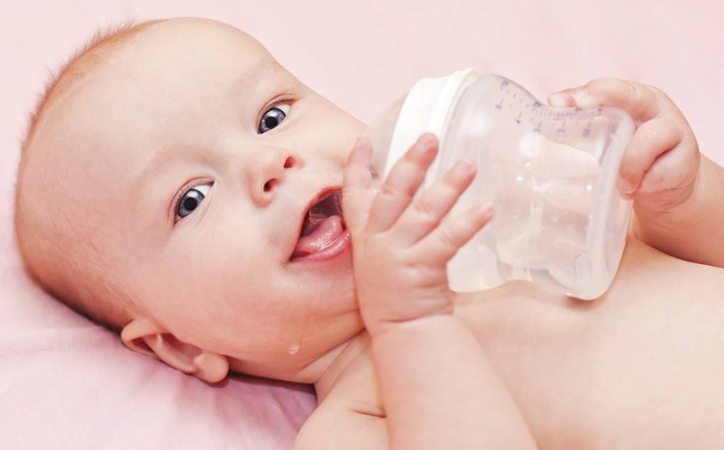Нужно ли давать ли воду новорожденному — как, когда, какую? важное решение: допаивать новорождённого или нет