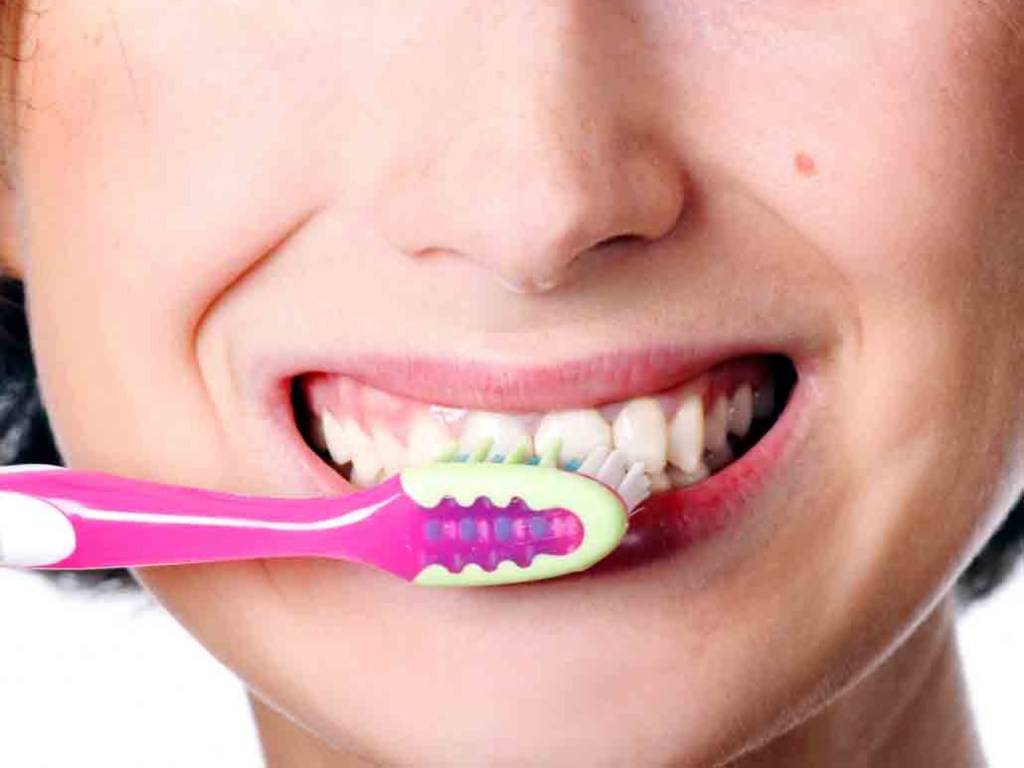 Как ухаживать за зубами после процедуры отбеливания | дентика
