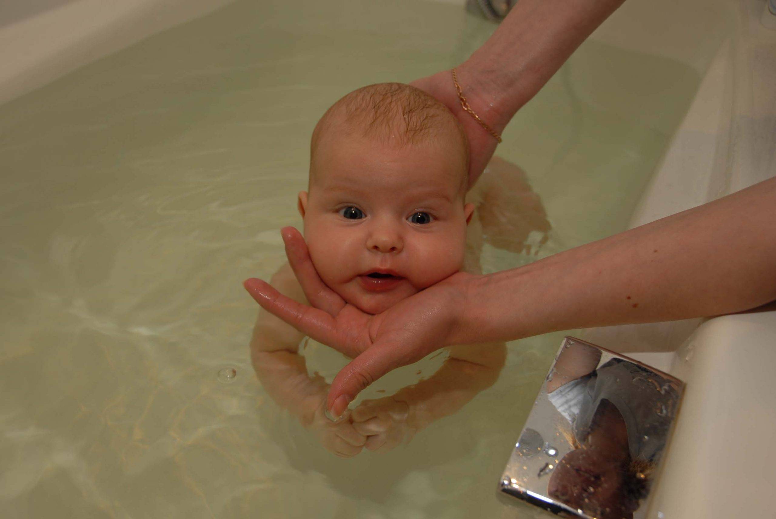 10 лучших средств для мытья головы и тела новорожденных - и детей чуть старше