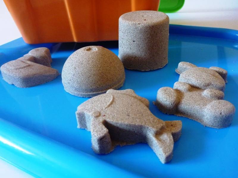 Кинетический песок для творчества: состав и достоинства, для какого возраста предназначен, домашние игры