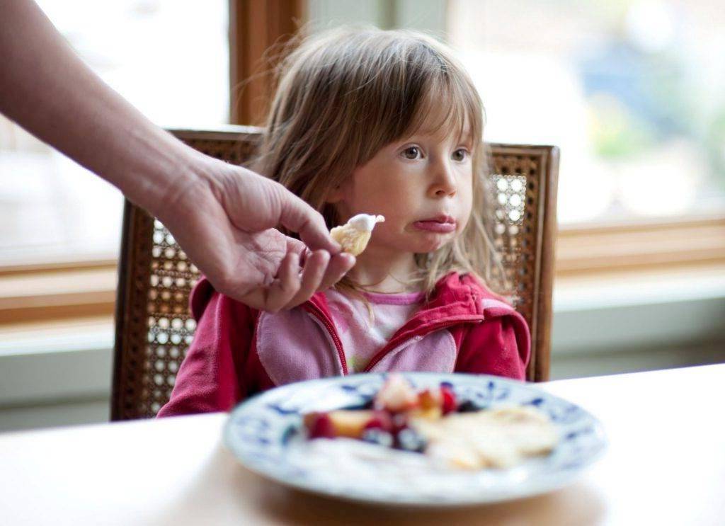 Ребенок плюется едой — что делать? в каких случаях ребенок плюется едой, что делать и как реагировать на подобное поведение?