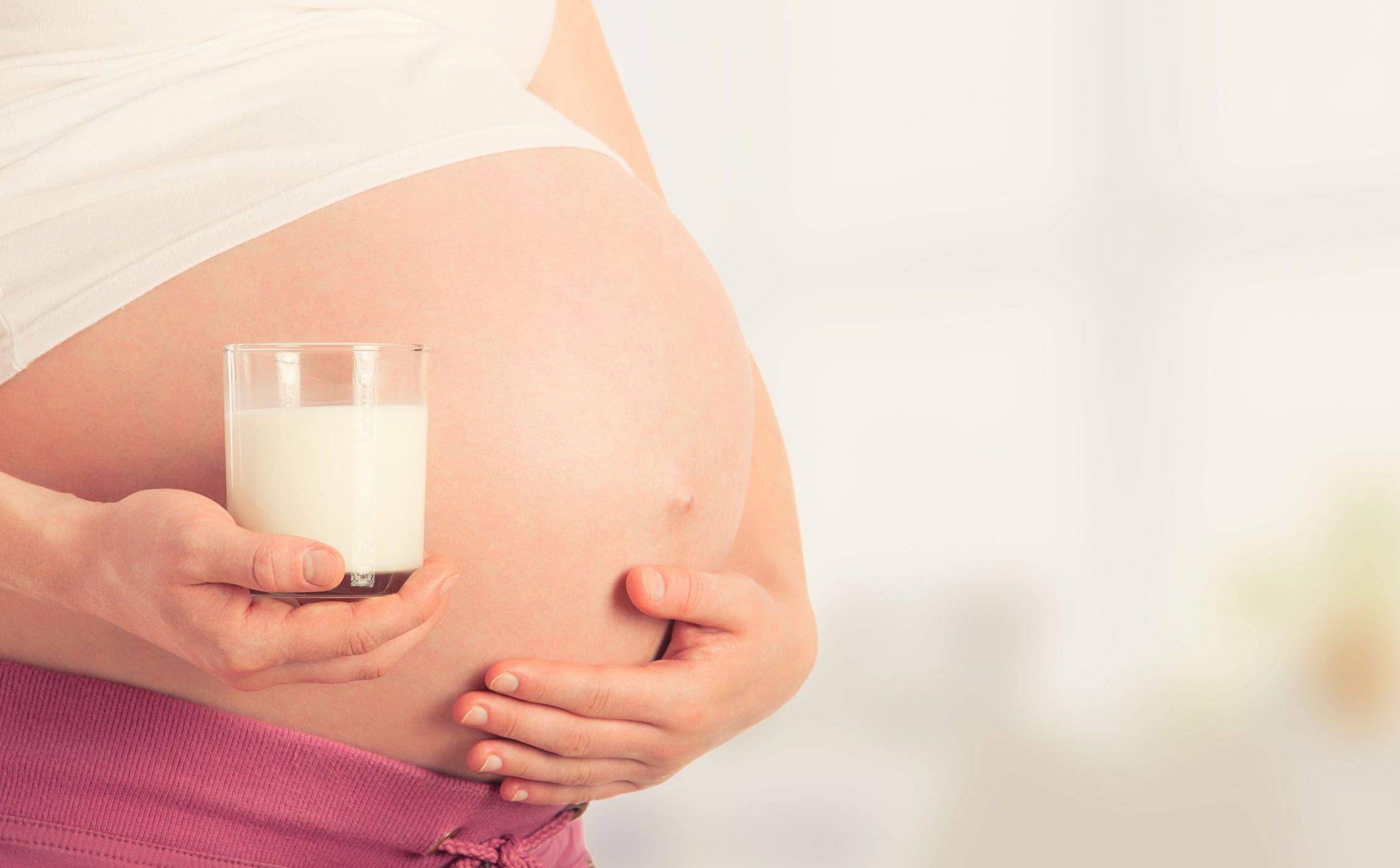 Можно ли кормить грудью ребенка при беременности: советы врача