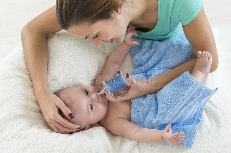 Как бережно почистить носик малышу — используем аспиратор