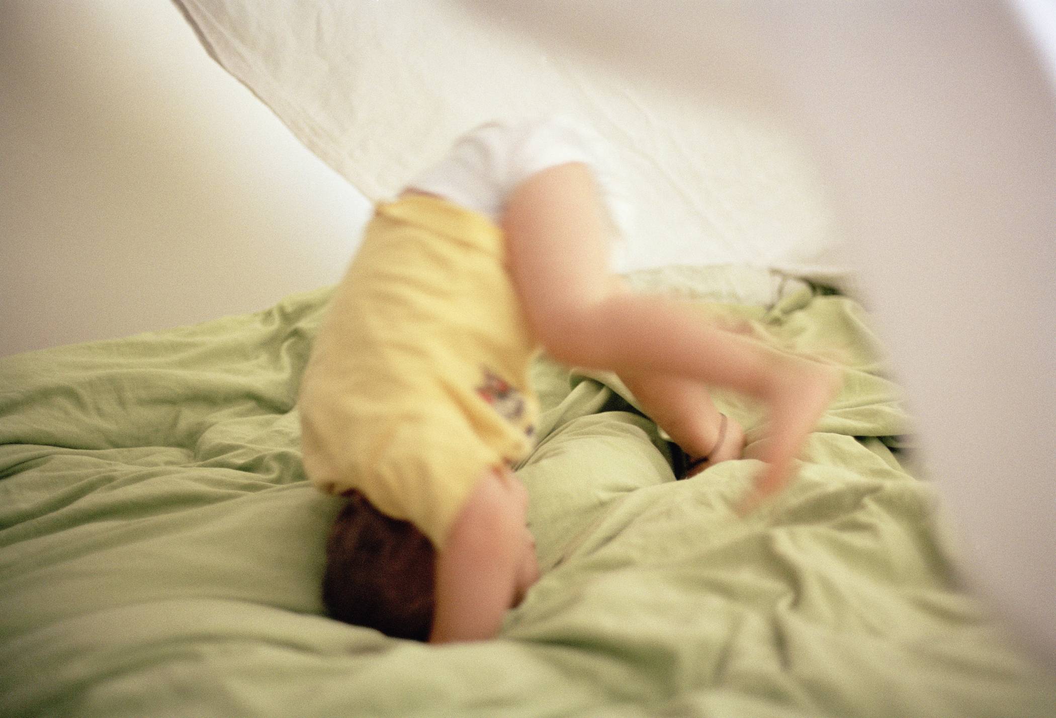 Что делать, если ребенок упал с кровати - мамэксперт