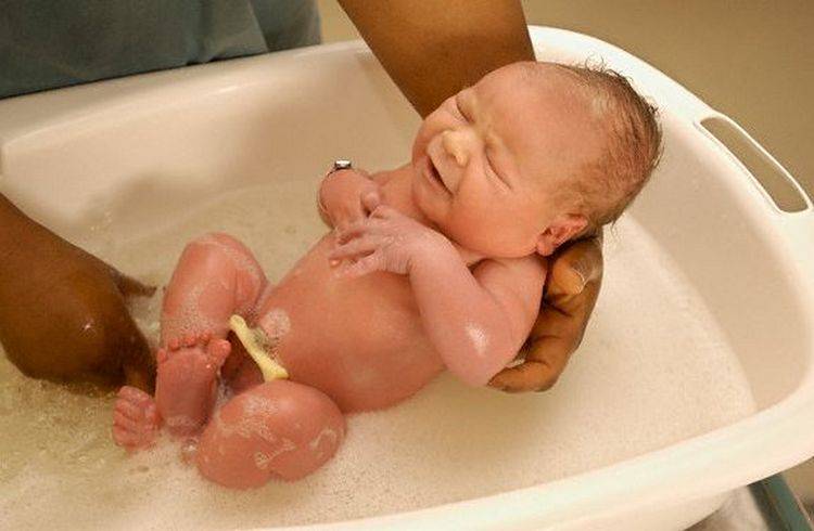 Как купать новорожденного ребенка: что нужно знать