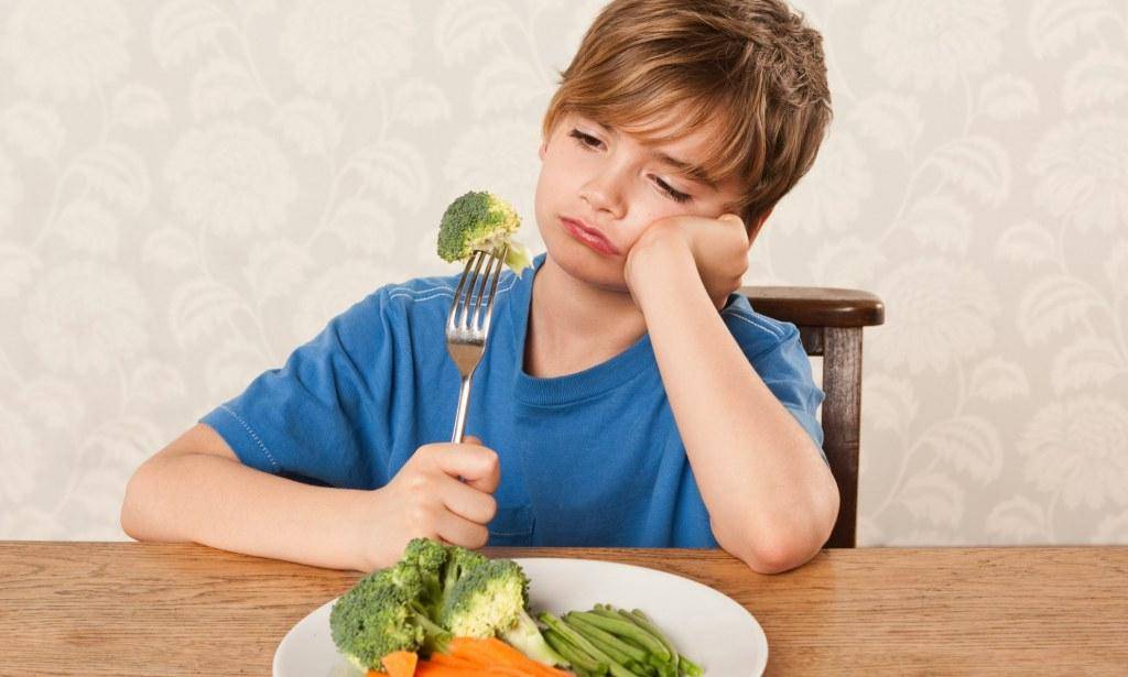 Ребенок не ест овощи и фрукты: что делать