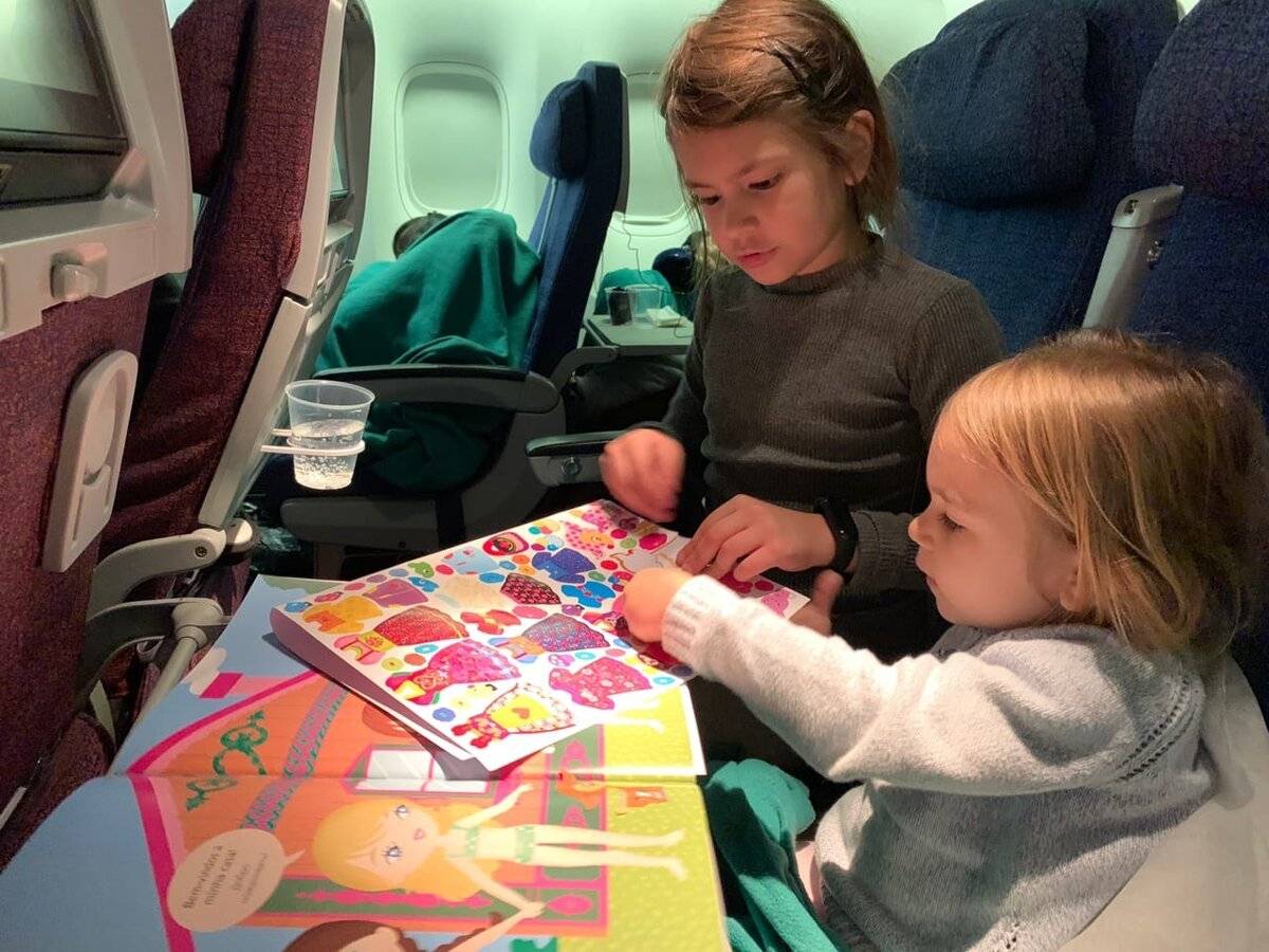 Чем занять ребёнка в самолёте – 8 отличных идей