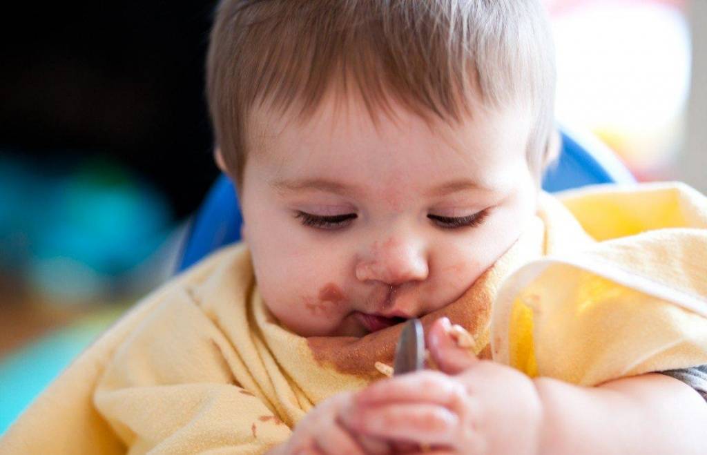 Колики ребенок не ест. Кушает сам. Ребенок ест сам. Ребенок кушает ложкой. Ребенок ест самостоятельно.