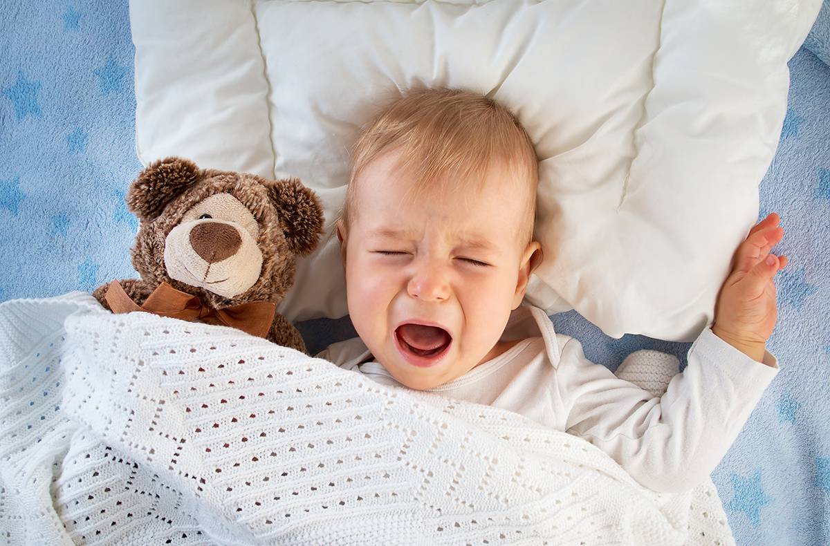 Ребенок плачет во сне и не просыпается: что это значит и что делать?
