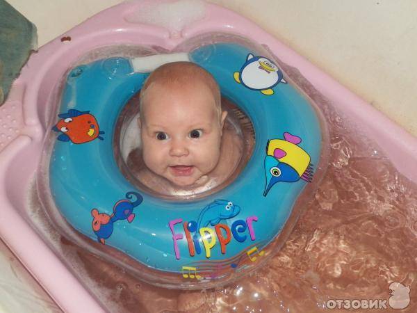 Круг для купания новорожденных: со скольки месяцев можно одеть на малыша