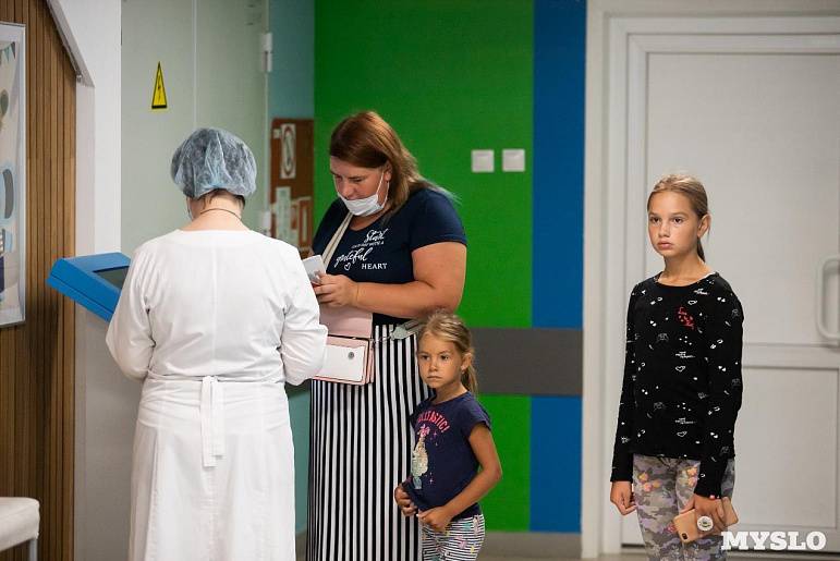 Медкомиссия дети очередь картинки. Медкомиссия перед детским садом Челябинск.