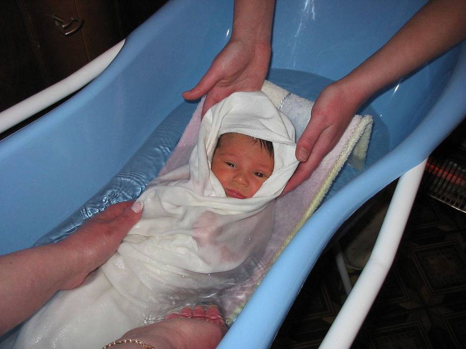 Как купать новорожденного ребенка, чтобы не навредить ему - газета.ru