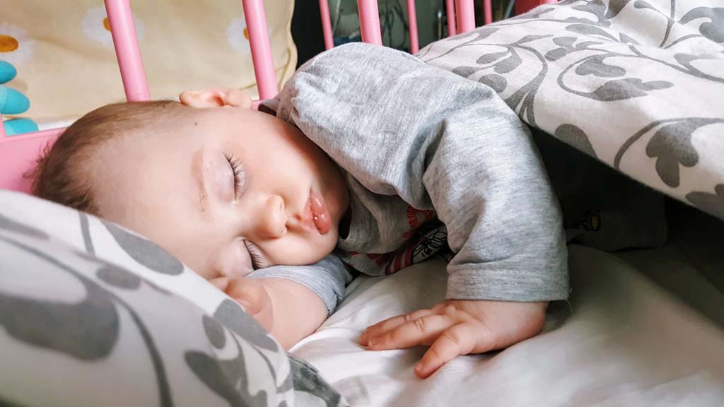 Почему новорожденный ребенок плохо спит днем