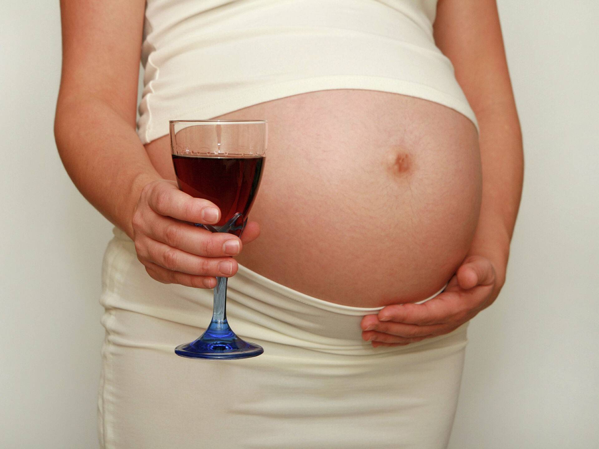 Беременность и алкоголь: можно ли пить, влияние на плод
