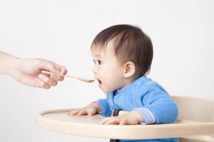 Что делать, если ребенок не хочет есть прикорм и отказывается от каши, как приучить
