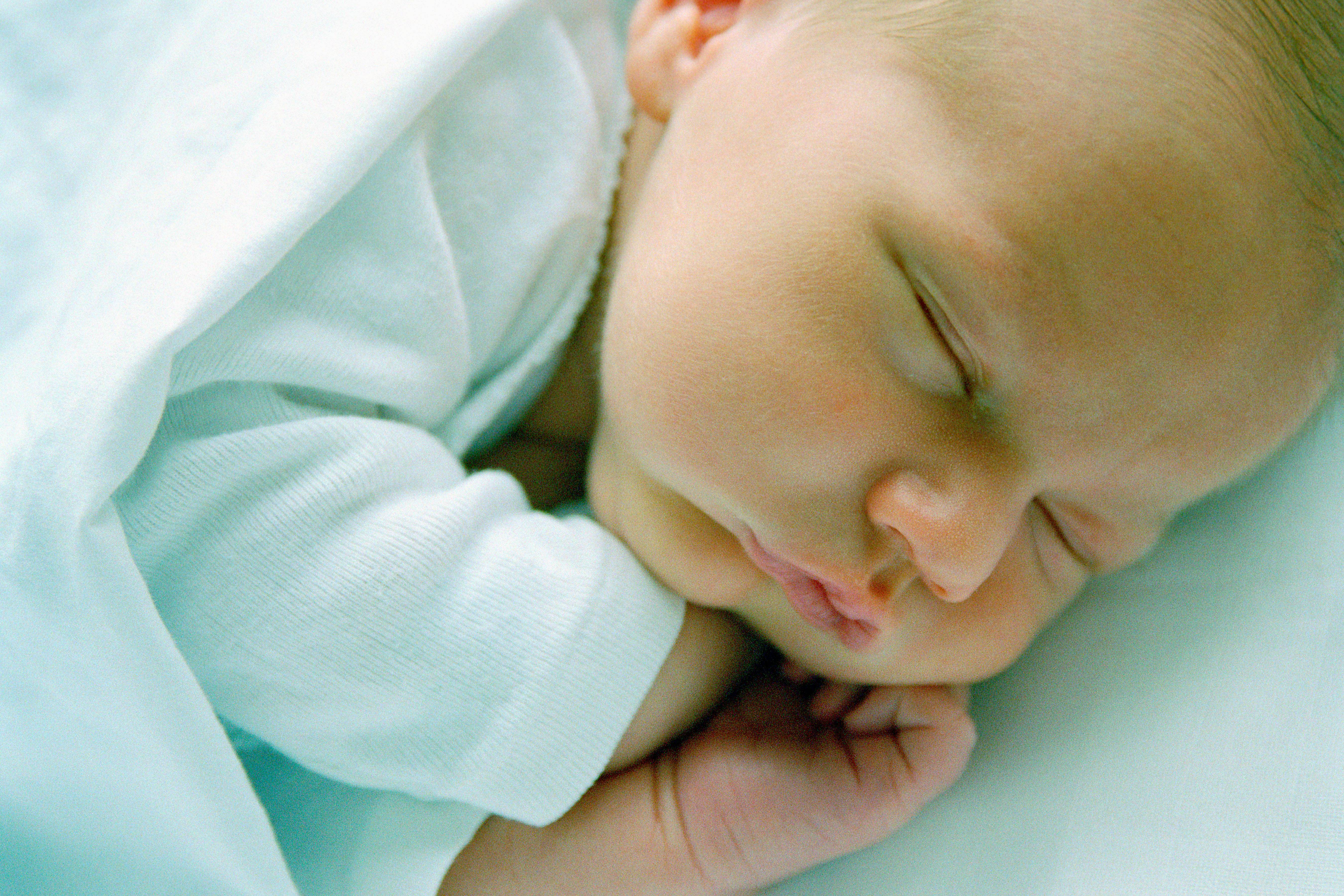 У новорожденного трясется подбородок, нижняя губа: тремор у месячного ребенка