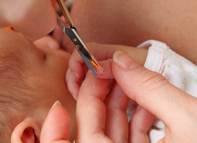 Когда можно начать стричь ногти младенцу, и как это делать правильно?