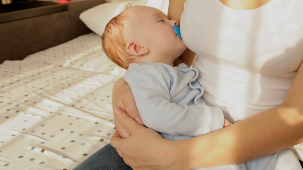 Как быстро укачать ребенка перед сном? способы укачивания ребенка, чтобы уложить спать. нужно ли качать ребенка на руках?