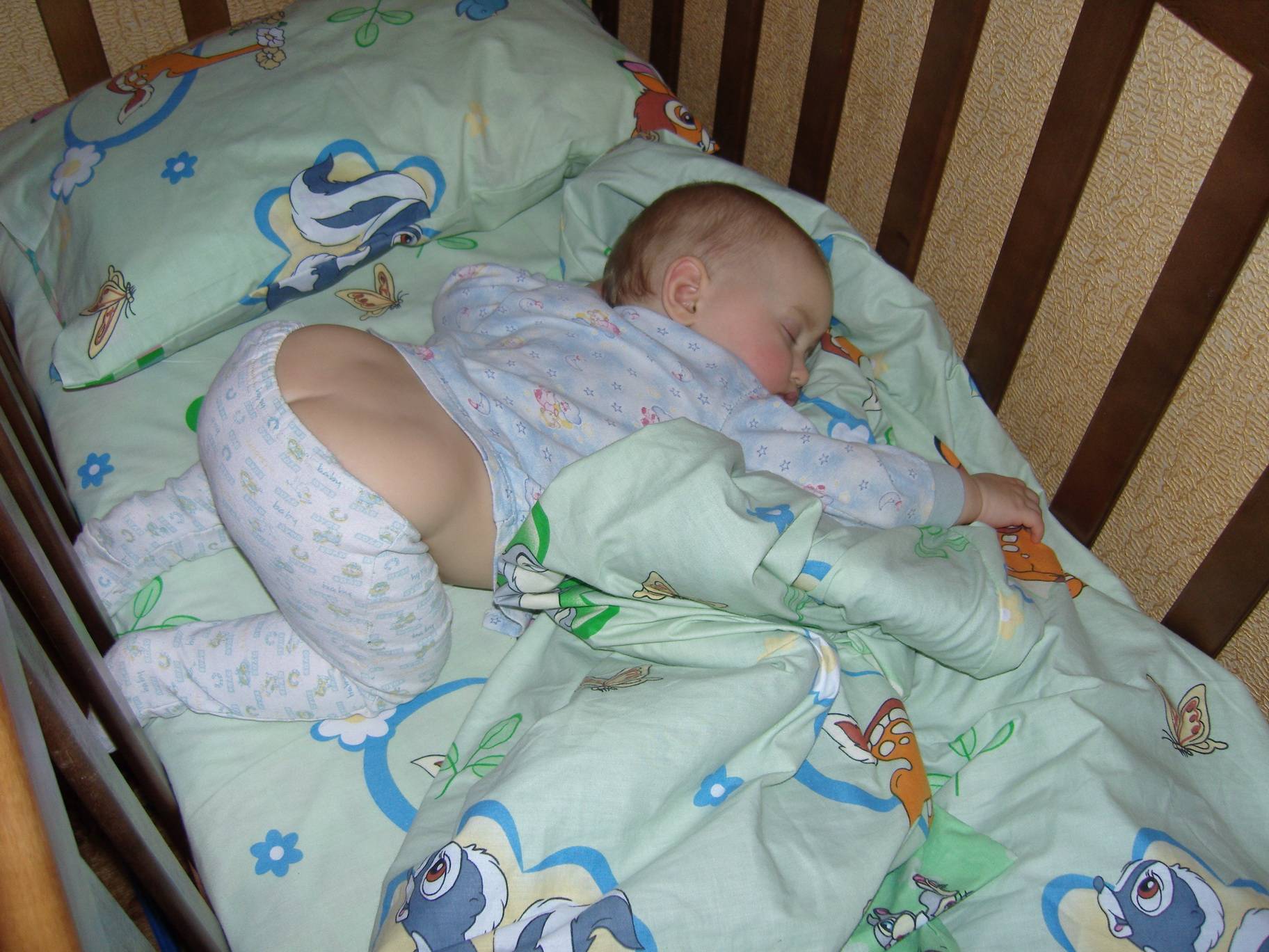 5 месяцев ребенок упал с кровати на спину
