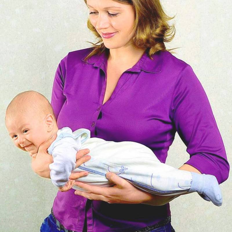 Как правильно брать, держать и носить на руках новорожденного ребенка?