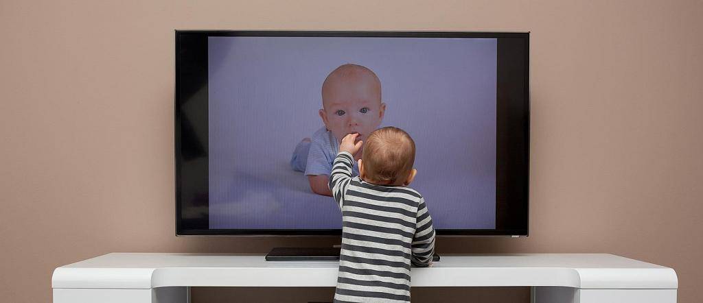 Можно ли смотреть телевизор грудным детям