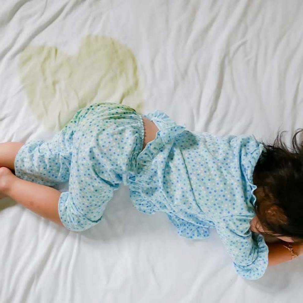 Как отучить ребенка писать в кровать ночью: советы о детях старше 3 лет