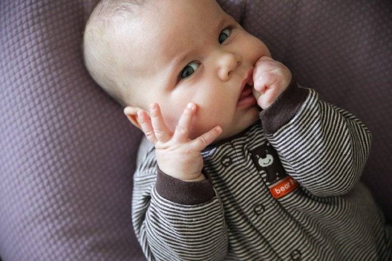 Ребенок сосет палец: почему и как отучить?