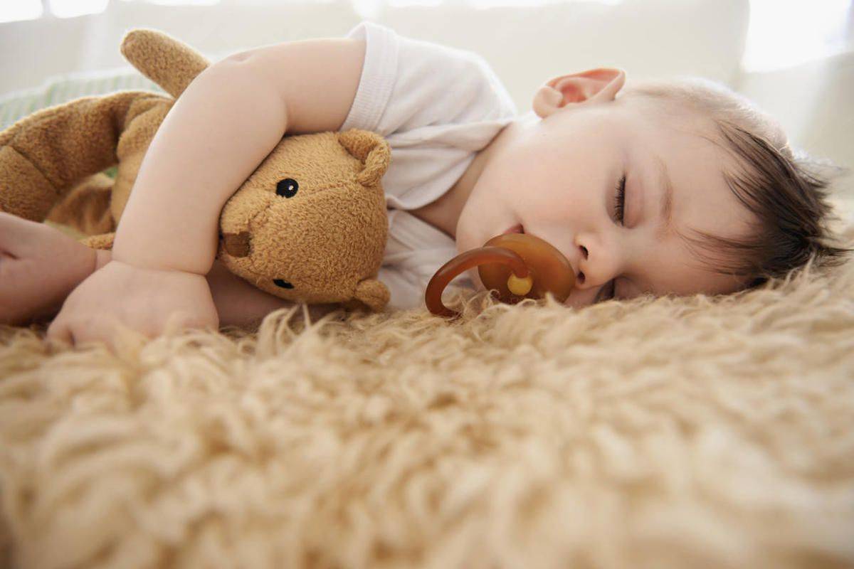 ????ответ эксперта: почему ребенок спит с приоткрытыми глазами? ???? с чего начать родителям, если малыш спит с приоткрытыми глазками?