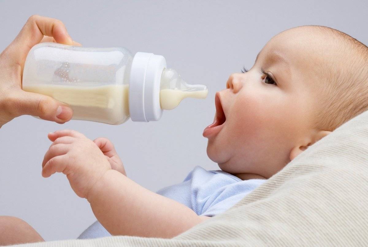 С какого возраста давать ребенку молоко, можно ли грудничкам