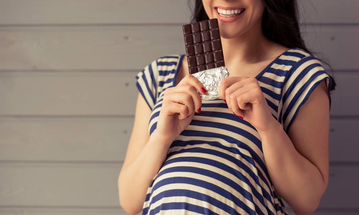 Можно ли беременным шоколад на ранних и поздних сроках и почему может быть нельзя: польза, вред, количество безопасных порций и влияние на плод
