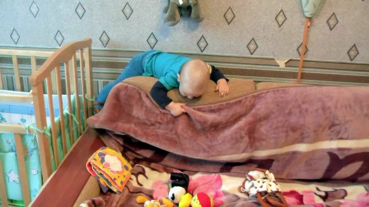 Грудничок ударился головой: что делать, если ребенок в 2-10 месяцев ударился об угол или упал вниз головой с кровати или дивана