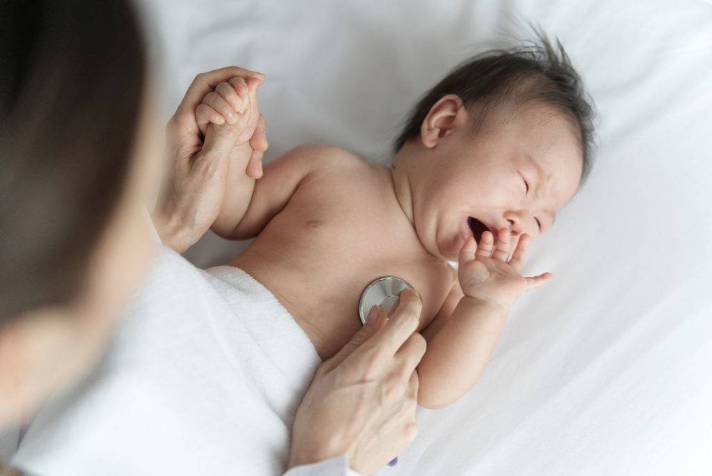 Как не заразить грудного ребенка простудой если мама заболела: комаровский, отзывы (форум)