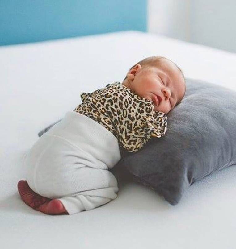 Можно ли новорожденному ребенку спать на животе: мнение педиатров. преимущества и противопоказания сна новорождённого на животе