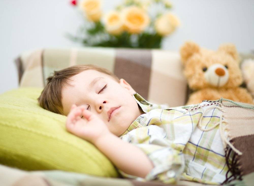 Ребенок в 1.5-2 года не спит днем: как уложить?