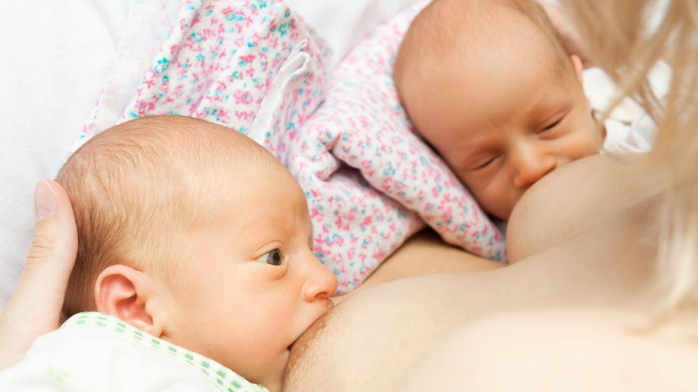 Как одновременно кормить двойню: 4 лучших позы для кормления новорожденных грудью