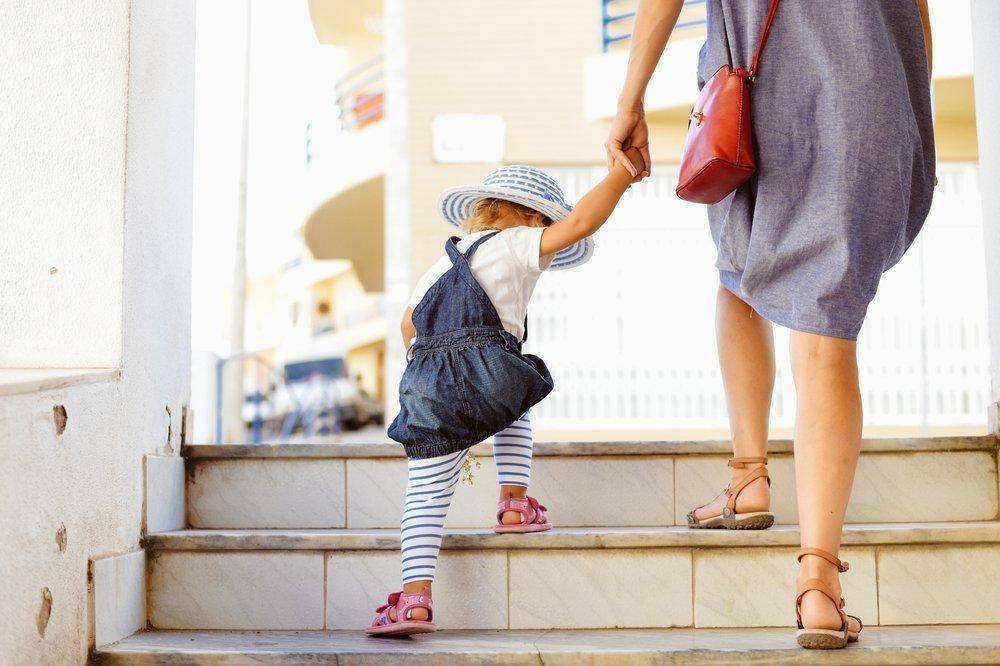 Как научить ребенка ходить? советы для родителей