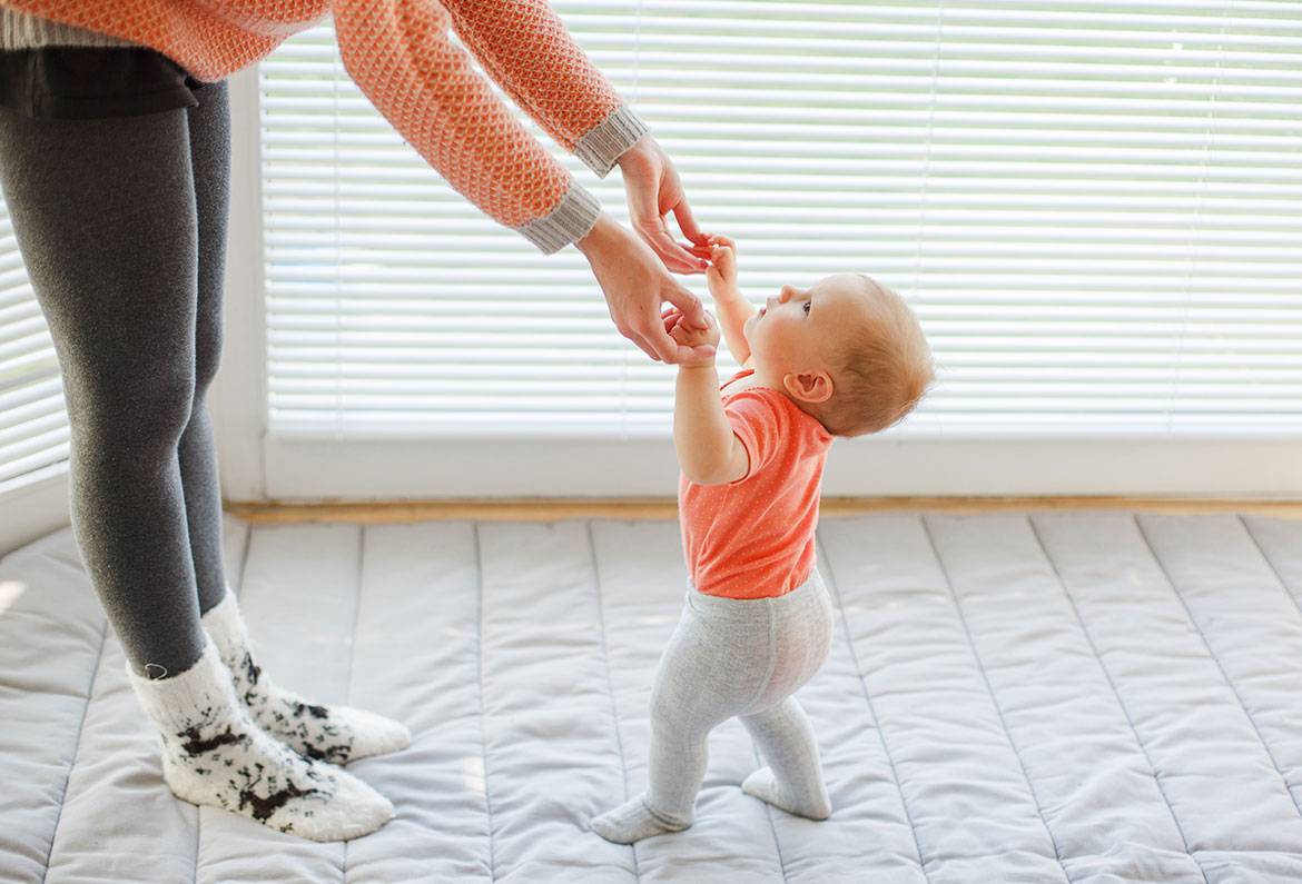 Когда ребенок научится ходить: врач-педиатр о том, как помочь малышу - parents.ru