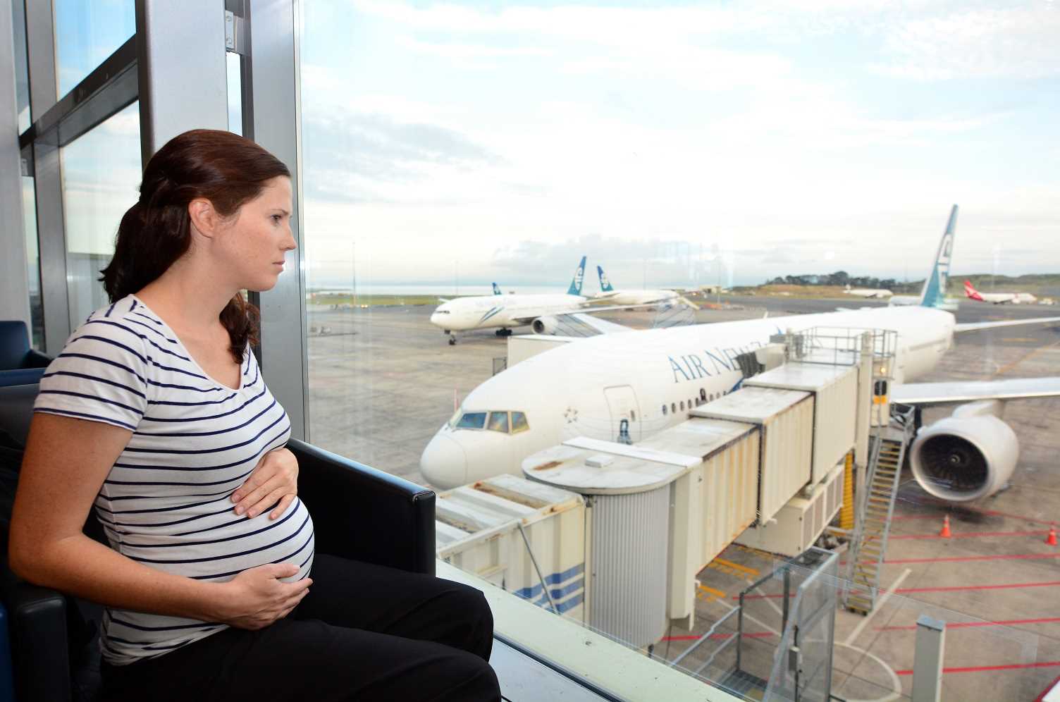 Можно ли беременным летать на самолете: правила и условия перелета на ранних и поздних сроках