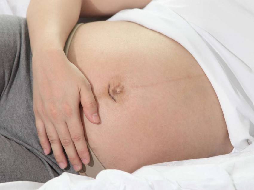 Пупок у беременных – выпирает, когда вылазит, на каком месяце, синяк вокруг пупка
