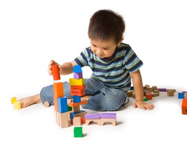 Как научить ребенка играть самостоятельно в 2-4 года: полезные советы, примеры игр