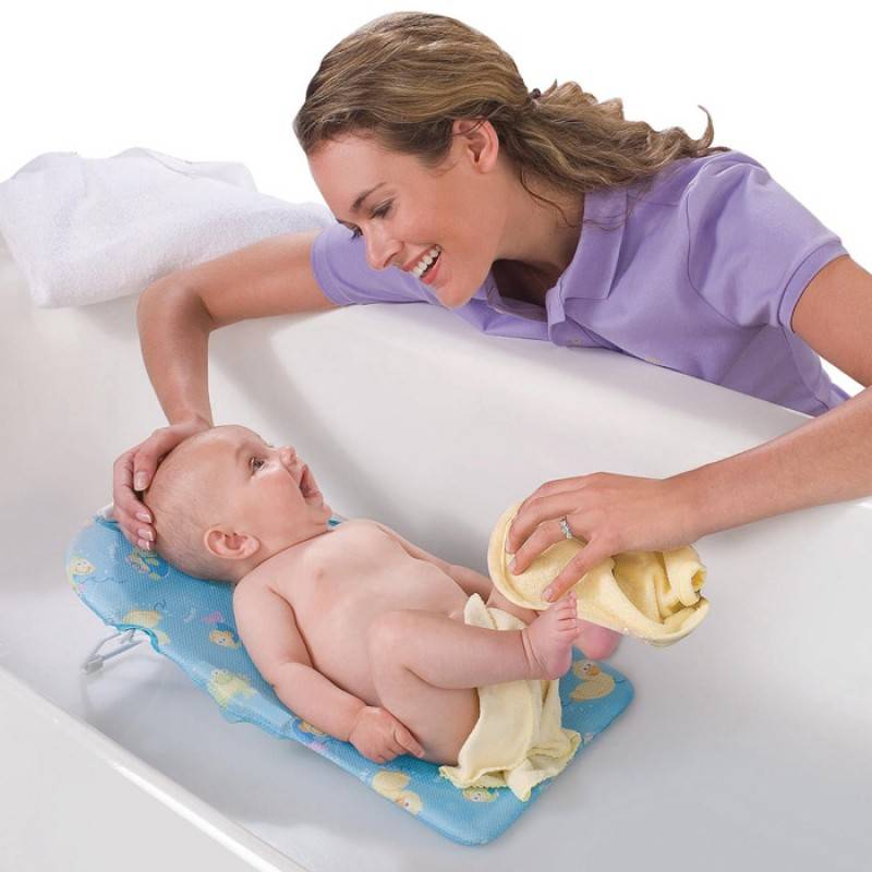 Что нужно для ванночки. Горка для купания Summer Infant Folding Bath Sling. Пуканье новорожденного. Купание новорожденного ребенка. Горка в ванночку для новорожденного тряпочная.