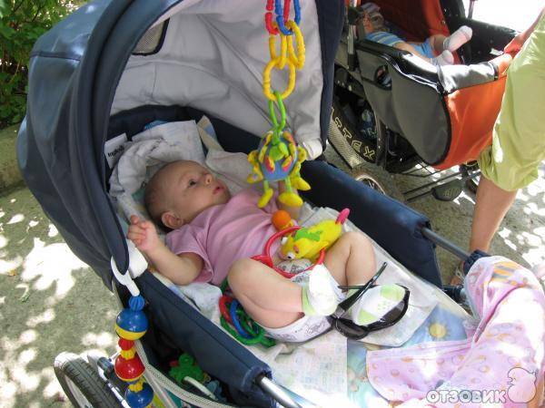 Почему ребенок не спит на улице в коляске. причины и методы