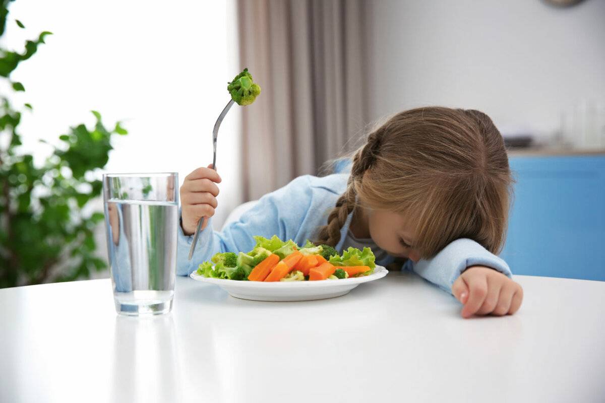 Ребенок не хочет ничего есть: способы накормить малоежку