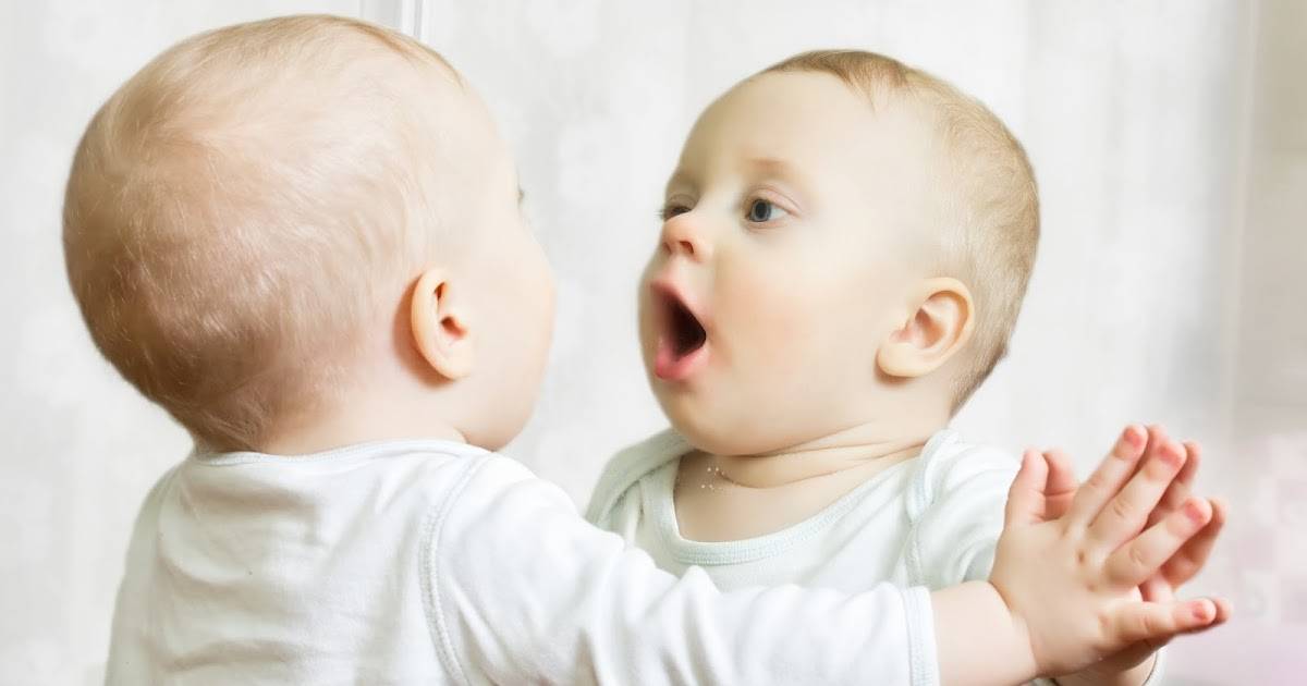 Почему новорождённым и грудным детям нельзя смотреть в зеркало: верить ли суевериям